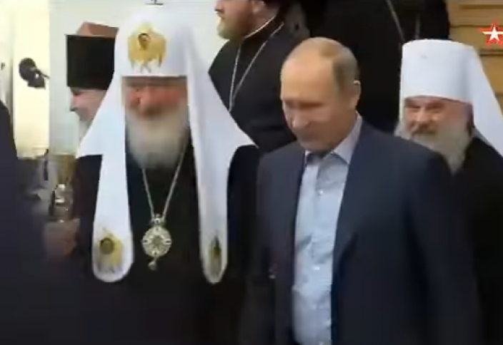 Путин дважды оттолкнул патриарха Кирилла, пытавшегося взять его под руку (ВИДЕО)