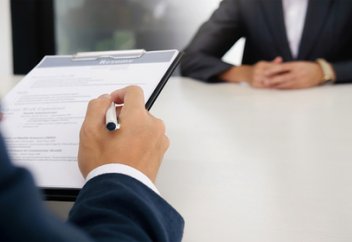 Мемлекеттік қызметкерлерге күрделі тіркестер мен терминдерді қолдануға тыйым салынды