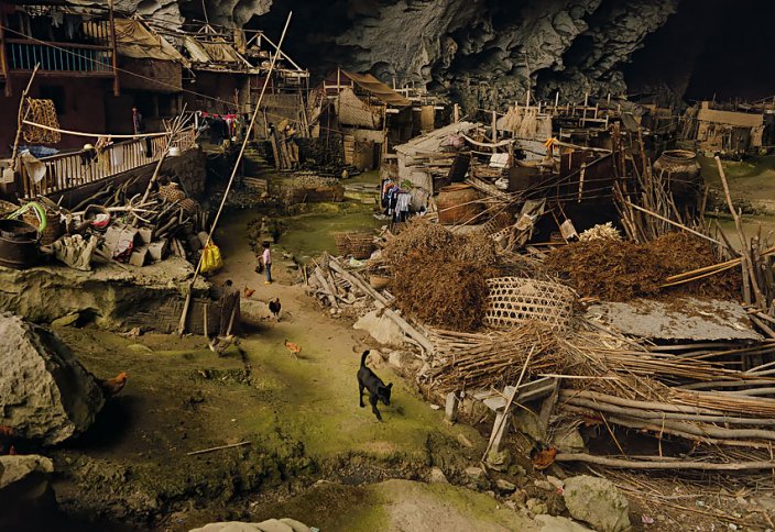 Қытайдың тау бөктерінде орналасқан алып үңгірінде 100-ге жуық адам мекен етеді (фото)