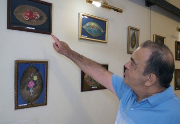 Мусульманин превращает сухие листья в произведения искусства