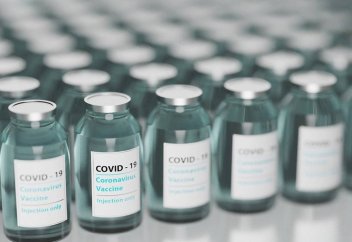 На вакцинацию 75% человечества от коронавируса нужно 7 лет. Пять признаков незаметно перенесенного коронавируса назвали врачи