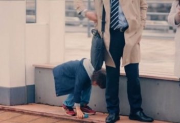 Түсіп қалған әмиянды көрген бала не істейтінін көріңіздер (видео)